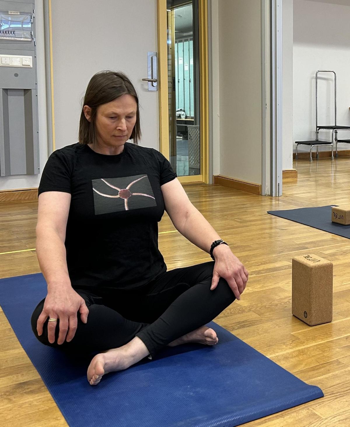 Dame gj&oslash;r yoga, i lotusstiling